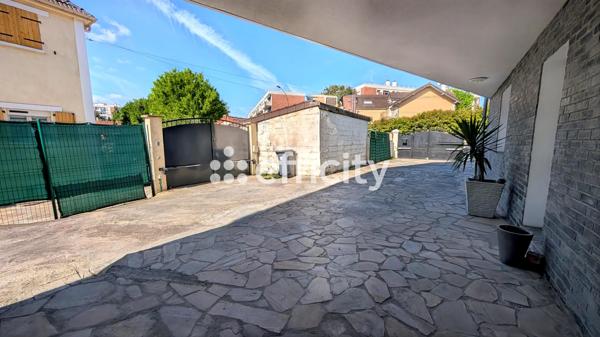 Maison
         15 pièces
        - 350 m² Bien prestige 1 030 000 € *