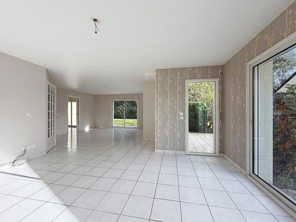 PLOEMEUR – Maison contemporaine lumineuse, 4 chambres et vie de plain-pied à deux pas du centre-ville !