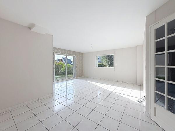 PLOEMEUR – Maison contemporaine lumineuse, 4 chambres et vie de plain-pied à deux pas du centre-ville !