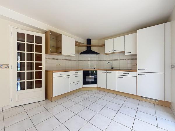 PLOEMEUR – Maison contemporaine lumineuse, 4 chambres et vie de plain-pied à deux pas du centre-ville !
