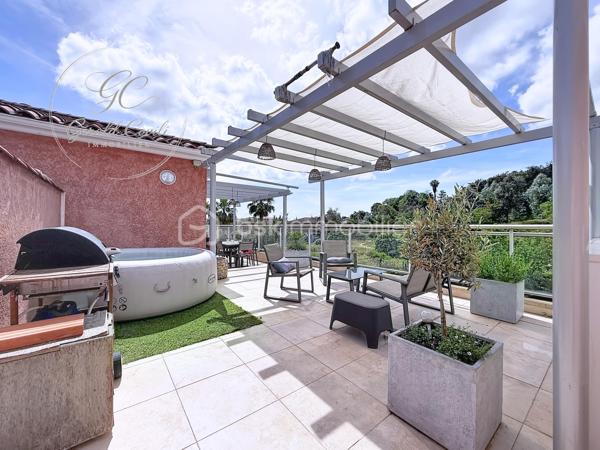 Exclusivité Gérald COVILI – BSK Immobilier

À Mandelieu-la-Napoule, dans un secteur recherché, à proximité immédiate des commerces, des écoles, des accès autoroutiers et à seulement 5 minutes des plages, découvrez ce superbe appartement 3 pièces de 73 m² situé au 1er et dernier étage d'une résidence de standing sécurisée avec piscine.

Traversant et exposé plein sud, ce bien bénéficie d'une luminosité remarquable tout au long de la journée. Il se compose d'une belle pièce de vie ouvrant sur l'extérieur, d'une cuisine fonctionnelle, de deux chambres confortables ainsi que d'un WC indépendant.

L'espace nuit a été pensé pour offrir un confort optimal :

• Une première chambre avec sa salle d'eau privative.
• Une seconde chambre avec sa salle de bains privative et son WC.

Véritable coup de cœur de ce bien, la terrasse de 55 m² offre un espace extérieur exceptionnel. Aménagée en deux espaces distincts, elle permet de profiter pleinement de chaque moment de la journée tout en bénéficiant d'une agréable vue dégagée sur les collines environnantes.

Pour un confort absolu tout au long de l'année, l'appartement est équipé d'une pompe à chaleur gainable avec climatisation réversible (chaud/froid) desservant l'ensemble des pièces de manière discrète et performante.

Situé au dernier étage, ce bien offre un cadre de vie calme et privilégié tout en restant proche de toutes les commodités.

L'appartement est vendu avec un garage fermé en sous-sol ainsi qu'une place de stationnement privative au sein de la résidence sécurisée, des prestations rares et très recherchées qui apportent un véritable confort de vie au quotidien.

Un emplacement idéal entre mer et commodités, dans un environnement résidentiel prisé.

À visiter sans tarder – Coup de cœur assuré !
Pour tout renseignement ou organiser une visite, contactez Gérald COVILI au 06 14 42 87 03.