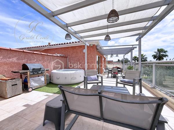 Exclusivité Gérald COVILI – BSK Immobilier

À Mandelieu-la-Napoule, dans un secteur recherché, à proximité immédiate des commerces, des écoles, des accès autoroutiers et à seulement 5 minutes des plages, découvrez ce superbe appartement 3 pièces de 73 m² situé au 1er et dernier étage d'une résidence de standing sécurisée avec piscine.

Traversant et exposé plein sud, ce bien bénéficie d'une luminosité remarquable tout au long de la journée. Il se compose d'une belle pièce de vie ouvrant sur l'extérieur, d'une cuisine fonctionnelle, de deux chambres confortables ainsi que d'un WC indépendant.

L'espace nuit a été pensé pour offrir un confort optimal :

• Une première chambre avec sa salle d'eau privative.
• Une seconde chambre avec sa salle de bains privative et son WC.

Véritable coup de cœur de ce bien, la terrasse de 55 m² offre un espace extérieur exceptionnel. Aménagée en deux espaces distincts, elle permet de profiter pleinement de chaque moment de la journée tout en bénéficiant d'une agréable vue dégagée sur les collines environnantes.

Pour un confort absolu tout au long de l'année, l'appartement est équipé d'une pompe à chaleur gainable avec climatisation réversible (chaud/froid) desservant l'ensemble des pièces de manière discrète et performante.

Situé au dernier étage, ce bien offre un cadre de vie calme et privilégié tout en restant proche de toutes les commodités.

L'appartement est vendu avec un garage fermé en sous-sol ainsi qu'une place de stationnement privative au sein de la résidence sécurisée, des prestations rares et très recherchées qui apportent un véritable confort de vie au quotidien.

Un emplacement idéal entre mer et commodités, dans un environnement résidentiel prisé.

À visiter sans tarder – Coup de cœur assuré !
Pour tout renseignement ou organiser une visite, contactez Gérald COVILI au 06 14 42 87 03.