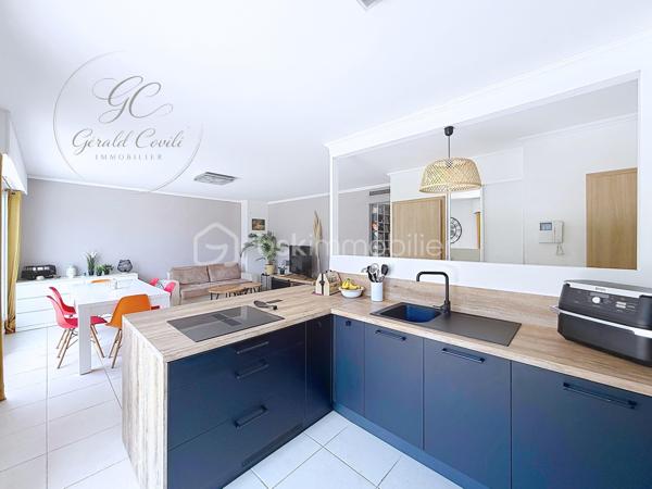Exclusivité Gérald COVILI – BSK Immobilier

À Mandelieu-la-Napoule, dans un secteur recherché, à proximité immédiate des commerces, des écoles, des accès autoroutiers et à seulement 5 minutes des plages, découvrez ce superbe appartement 3 pièces de 73 m² situé au 1er et dernier étage d'une résidence de standing sécurisée avec piscine.

Traversant et exposé plein sud, ce bien bénéficie d'une luminosité remarquable tout au long de la journée. Il se compose d'une belle pièce de vie ouvrant sur l'extérieur, d'une cuisine fonctionnelle, de deux chambres confortables ainsi que d'un WC indépendant.

L'espace nuit a été pensé pour offrir un confort optimal :

• Une première chambre avec sa salle d'eau privative.
• Une seconde chambre avec sa salle de bains privative et son WC.

Véritable coup de cœur de ce bien, la terrasse de 55 m² offre un espace extérieur exceptionnel. Aménagée en deux espaces distincts, elle permet de profiter pleinement de chaque moment de la journée tout en bénéficiant d'une agréable vue dégagée sur les collines environnantes.

Pour un confort absolu tout au long de l'année, l'appartement est équipé d'une pompe à chaleur gainable avec climatisation réversible (chaud/froid) desservant l'ensemble des pièces de manière discrète et performante.

Situé au dernier étage, ce bien offre un cadre de vie calme et privilégié tout en restant proche de toutes les commodités.

L'appartement est vendu avec un garage fermé en sous-sol ainsi qu'une place de stationnement privative au sein de la résidence sécurisée, des prestations rares et très recherchées qui apportent un véritable confort de vie au quotidien.

Un emplacement idéal entre mer et commodités, dans un environnement résidentiel prisé.

À visiter sans tarder – Coup de cœur assuré !
Pour tout renseignement ou organiser une visite, contactez Gérald COVILI au 06 14 42 87 03.
