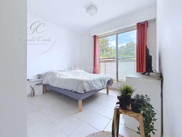 Exclusivité Gérald COVILI – BSK Immobilier

À Mandelieu-la-Napoule, dans un secteur recherché, à proximité immédiate des commerces, des écoles, des accès autoroutiers et à seulement 5 minutes des plages, découvrez ce superbe appartement 3 pièces de 73 m² situé au 1er et dernier étage d'une résidence de standing sécurisée avec piscine.

Traversant et exposé plein sud, ce bien bénéficie d'une luminosité remarquable tout au long de la journée. Il se compose d'une belle pièce de vie ouvrant sur l'extérieur, d'une cuisine fonctionnelle, de deux chambres confortables ainsi que d'un WC indépendant.

L'espace nuit a été pensé pour offrir un confort optimal :

• Une première chambre avec sa salle d'eau privative.
• Une seconde chambre avec sa salle de bains privative et son WC.

Véritable coup de cœur de ce bien, la terrasse de 55 m² offre un espace extérieur exceptionnel. Aménagée en deux espaces distincts, elle permet de profiter pleinement de chaque moment de la journée tout en bénéficiant d'une agréable vue dégagée sur les collines environnantes.

Pour un confort absolu tout au long de l'année, l'appartement est équipé d'une pompe à chaleur gainable avec climatisation réversible (chaud/froid) desservant l'ensemble des pièces de manière discrète et performante.

Situé au dernier étage, ce bien offre un cadre de vie calme et privilégié tout en restant proche de toutes les commodités.

L'appartement est vendu avec un garage fermé en sous-sol ainsi qu'une place de stationnement privative au sein de la résidence sécurisée, des prestations rares et très recherchées qui apportent un véritable confort de vie au quotidien.

Un emplacement idéal entre mer et commodités, dans un environnement résidentiel prisé.

À visiter sans tarder – Coup de cœur assuré !
Pour tout renseignement ou organiser une visite, contactez Gérald COVILI au 06 14 42 87 03.