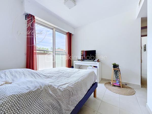 Exclusivité Gérald COVILI – BSK Immobilier

À Mandelieu-la-Napoule, dans un secteur recherché, à proximité immédiate des commerces, des écoles, des accès autoroutiers et à seulement 5 minutes des plages, découvrez ce superbe appartement 3 pièces de 73 m² situé au 1er et dernier étage d'une résidence de standing sécurisée avec piscine.

Traversant et exposé plein sud, ce bien bénéficie d'une luminosité remarquable tout au long de la journée. Il se compose d'une belle pièce de vie ouvrant sur l'extérieur, d'une cuisine fonctionnelle, de deux chambres confortables ainsi que d'un WC indépendant.

L'espace nuit a été pensé pour offrir un confort optimal :

• Une première chambre avec sa salle d'eau privative.
• Une seconde chambre avec sa salle de bains privative et son WC.

Véritable coup de cœur de ce bien, la terrasse de 55 m² offre un espace extérieur exceptionnel. Aménagée en deux espaces distincts, elle permet de profiter pleinement de chaque moment de la journée tout en bénéficiant d'une agréable vue dégagée sur les collines environnantes.

Pour un confort absolu tout au long de l'année, l'appartement est équipé d'une pompe à chaleur gainable avec climatisation réversible (chaud/froid) desservant l'ensemble des pièces de manière discrète et performante.

Situé au dernier étage, ce bien offre un cadre de vie calme et privilégié tout en restant proche de toutes les commodités.

L'appartement est vendu avec un garage fermé en sous-sol ainsi qu'une place de stationnement privative au sein de la résidence sécurisée, des prestations rares et très recherchées qui apportent un véritable confort de vie au quotidien.

Un emplacement idéal entre mer et commodités, dans un environnement résidentiel prisé.

À visiter sans tarder – Coup de cœur assuré !
Pour tout renseignement ou organiser une visite, contactez Gérald COVILI au 06 14 42 87 03.