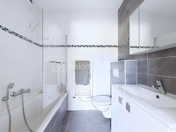 Exclusivité Gérald COVILI – BSK Immobilier

À Mandelieu-la-Napoule, dans un secteur recherché, à proximité immédiate des commerces, des écoles, des accès autoroutiers et à seulement 5 minutes des plages, découvrez ce superbe appartement 3 pièces de 73 m² situé au 1er et dernier étage d'une résidence de standing sécurisée avec piscine.

Traversant et exposé plein sud, ce bien bénéficie d'une luminosité remarquable tout au long de la journée. Il se compose d'une belle pièce de vie ouvrant sur l'extérieur, d'une cuisine fonctionnelle, de deux chambres confortables ainsi que d'un WC indépendant.

L'espace nuit a été pensé pour offrir un confort optimal :

• Une première chambre avec sa salle d'eau privative.
• Une seconde chambre avec sa salle de bains privative et son WC.

Véritable coup de cœur de ce bien, la terrasse de 55 m² offre un espace extérieur exceptionnel. Aménagée en deux espaces distincts, elle permet de profiter pleinement de chaque moment de la journée tout en bénéficiant d'une agréable vue dégagée sur les collines environnantes.

Pour un confort absolu tout au long de l'année, l'appartement est équipé d'une pompe à chaleur gainable avec climatisation réversible (chaud/froid) desservant l'ensemble des pièces de manière discrète et performante.

Situé au dernier étage, ce bien offre un cadre de vie calme et privilégié tout en restant proche de toutes les commodités.

L'appartement est vendu avec un garage fermé en sous-sol ainsi qu'une place de stationnement privative au sein de la résidence sécurisée, des prestations rares et très recherchées qui apportent un véritable confort de vie au quotidien.

Un emplacement idéal entre mer et commodités, dans un environnement résidentiel prisé.

À visiter sans tarder – Coup de cœur assuré !
Pour tout renseignement ou organiser une visite, contactez Gérald COVILI au 06 14 42 87 03.