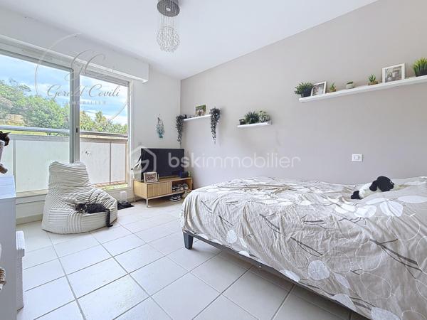 Exclusivité Gérald COVILI – BSK Immobilier

À Mandelieu-la-Napoule, dans un secteur recherché, à proximité immédiate des commerces, des écoles, des accès autoroutiers et à seulement 5 minutes des plages, découvrez ce superbe appartement 3 pièces de 73 m² situé au 1er et dernier étage d'une résidence de standing sécurisée avec piscine.

Traversant et exposé plein sud, ce bien bénéficie d'une luminosité remarquable tout au long de la journée. Il se compose d'une belle pièce de vie ouvrant sur l'extérieur, d'une cuisine fonctionnelle, de deux chambres confortables ainsi que d'un WC indépendant.

L'espace nuit a été pensé pour offrir un confort optimal :

• Une première chambre avec sa salle d'eau privative.
• Une seconde chambre avec sa salle de bains privative et son WC.

Véritable coup de cœur de ce bien, la terrasse de 55 m² offre un espace extérieur exceptionnel. Aménagée en deux espaces distincts, elle permet de profiter pleinement de chaque moment de la journée tout en bénéficiant d'une agréable vue dégagée sur les collines environnantes.

Pour un confort absolu tout au long de l'année, l'appartement est équipé d'une pompe à chaleur gainable avec climatisation réversible (chaud/froid) desservant l'ensemble des pièces de manière discrète et performante.

Situé au dernier étage, ce bien offre un cadre de vie calme et privilégié tout en restant proche de toutes les commodités.

L'appartement est vendu avec un garage fermé en sous-sol ainsi qu'une place de stationnement privative au sein de la résidence sécurisée, des prestations rares et très recherchées qui apportent un véritable confort de vie au quotidien.

Un emplacement idéal entre mer et commodités, dans un environnement résidentiel prisé.

À visiter sans tarder – Coup de cœur assuré !
Pour tout renseignement ou organiser une visite, contactez Gérald COVILI au 06 14 42 87 03.