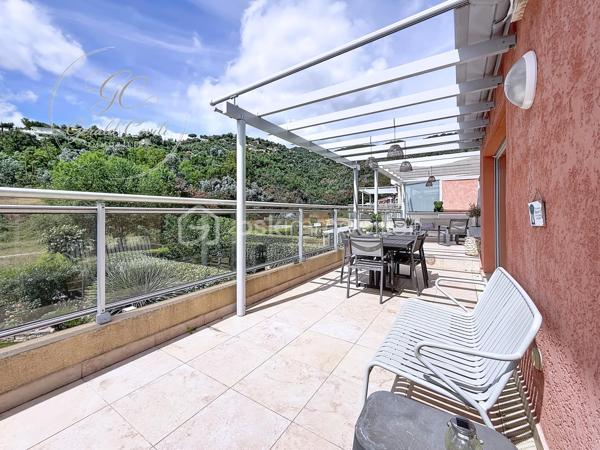 Exclusivité Gérald COVILI – BSK Immobilier

À Mandelieu-la-Napoule, dans un secteur recherché, à proximité immédiate des commerces, des écoles, des accès autoroutiers et à seulement 5 minutes des plages, découvrez ce superbe appartement 3 pièces de 73 m² situé au 1er et dernier étage d'une résidence de standing sécurisée avec piscine.

Traversant et exposé plein sud, ce bien bénéficie d'une luminosité remarquable tout au long de la journée. Il se compose d'une belle pièce de vie ouvrant sur l'extérieur, d'une cuisine fonctionnelle, de deux chambres confortables ainsi que d'un WC indépendant.

L'espace nuit a été pensé pour offrir un confort optimal :

• Une première chambre avec sa salle d'eau privative.
• Une seconde chambre avec sa salle de bains privative et son WC.

Véritable coup de cœur de ce bien, la terrasse de 55 m² offre un espace extérieur exceptionnel. Aménagée en deux espaces distincts, elle permet de profiter pleinement de chaque moment de la journée tout en bénéficiant d'une agréable vue dégagée sur les collines environnantes.

Pour un confort absolu tout au long de l'année, l'appartement est équipé d'une pompe à chaleur gainable avec climatisation réversible (chaud/froid) desservant l'ensemble des pièces de manière discrète et performante.

Situé au dernier étage, ce bien offre un cadre de vie calme et privilégié tout en restant proche de toutes les commodités.

L'appartement est vendu avec un garage fermé en sous-sol ainsi qu'une place de stationnement privative au sein de la résidence sécurisée, des prestations rares et très recherchées qui apportent un véritable confort de vie au quotidien.

Un emplacement idéal entre mer et commodités, dans un environnement résidentiel prisé.

À visiter sans tarder – Coup de cœur assuré !
Pour tout renseignement ou organiser une visite, contactez Gérald COVILI au 06 14 42 87 03.