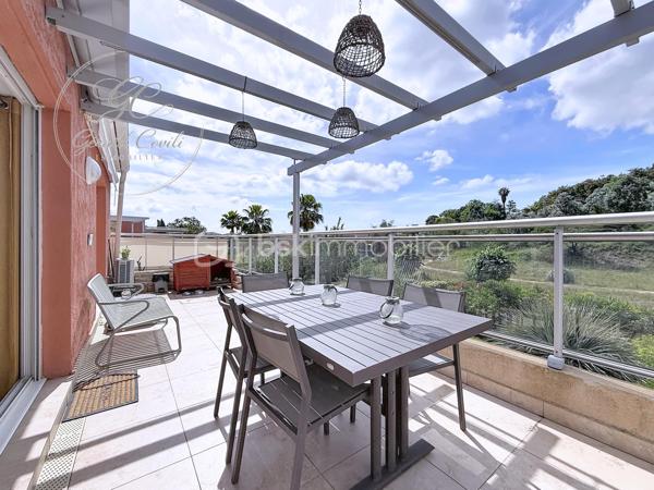 Exclusivité Gérald COVILI – BSK Immobilier

À Mandelieu-la-Napoule, dans un secteur recherché, à proximité immédiate des commerces, des écoles, des accès autoroutiers et à seulement 5 minutes des plages, découvrez ce superbe appartement 3 pièces de 73 m² situé au 1er et dernier étage d'une résidence de standing sécurisée avec piscine.

Traversant et exposé plein sud, ce bien bénéficie d'une luminosité remarquable tout au long de la journée. Il se compose d'une belle pièce de vie ouvrant sur l'extérieur, d'une cuisine fonctionnelle, de deux chambres confortables ainsi que d'un WC indépendant.

L'espace nuit a été pensé pour offrir un confort optimal :

• Une première chambre avec sa salle d'eau privative.
• Une seconde chambre avec sa salle de bains privative et son WC.

Véritable coup de cœur de ce bien, la terrasse de 55 m² offre un espace extérieur exceptionnel. Aménagée en deux espaces distincts, elle permet de profiter pleinement de chaque moment de la journée tout en bénéficiant d'une agréable vue dégagée sur les collines environnantes.

Pour un confort absolu tout au long de l'année, l'appartement est équipé d'une pompe à chaleur gainable avec climatisation réversible (chaud/froid) desservant l'ensemble des pièces de manière discrète et performante.

Situé au dernier étage, ce bien offre un cadre de vie calme et privilégié tout en restant proche de toutes les commodités.

L'appartement est vendu avec un garage fermé en sous-sol ainsi qu'une place de stationnement privative au sein de la résidence sécurisée, des prestations rares et très recherchées qui apportent un véritable confort de vie au quotidien.

Un emplacement idéal entre mer et commodités, dans un environnement résidentiel prisé.

À visiter sans tarder – Coup de cœur assuré !
Pour tout renseignement ou organiser une visite, contactez Gérald COVILI au 06 14 42 87 03.