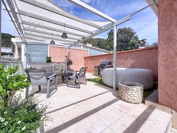 Exclusivité Gérald COVILI – BSK Immobilier

À Mandelieu-la-Napoule, dans un secteur recherché, à proximité immédiate des commerces, des écoles, des accès autoroutiers et à seulement 5 minutes des plages, découvrez ce superbe appartement 3 pièces de 73 m² situé au 1er et dernier étage d'une résidence de standing sécurisée avec piscine.

Traversant et exposé plein sud, ce bien bénéficie d'une luminosité remarquable tout au long de la journée. Il se compose d'une belle pièce de vie ouvrant sur l'extérieur, d'une cuisine fonctionnelle, de deux chambres confortables ainsi que d'un WC indépendant.

L'espace nuit a été pensé pour offrir un confort optimal :

• Une première chambre avec sa salle d'eau privative.
• Une seconde chambre avec sa salle de bains privative et son WC.

Véritable coup de cœur de ce bien, la terrasse de 55 m² offre un espace extérieur exceptionnel. Aménagée en deux espaces distincts, elle permet de profiter pleinement de chaque moment de la journée tout en bénéficiant d'une agréable vue dégagée sur les collines environnantes.

Pour un confort absolu tout au long de l'année, l'appartement est équipé d'une pompe à chaleur gainable avec climatisation réversible (chaud/froid) desservant l'ensemble des pièces de manière discrète et performante.

Situé au dernier étage, ce bien offre un cadre de vie calme et privilégié tout en restant proche de toutes les commodités.

L'appartement est vendu avec un garage fermé en sous-sol ainsi qu'une place de stationnement privative au sein de la résidence sécurisée, des prestations rares et très recherchées qui apportent un véritable confort de vie au quotidien.

Un emplacement idéal entre mer et commodités, dans un environnement résidentiel prisé.

À visiter sans tarder – Coup de cœur assuré !
Pour tout renseignement ou organiser une visite, contactez Gérald COVILI au 06 14 42 87 03.
