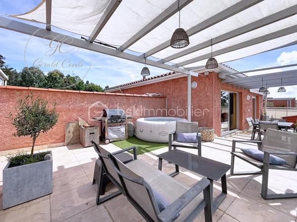 Exclusivité Gérald COVILI – BSK Immobilier

À Mandelieu-la-Napoule, dans un secteur recherché, à proximité immédiate des commerces, des écoles, des accès autoroutiers et à seulement 5 minutes des plages, découvrez ce superbe appartement 3 pièces de 73 m² situé au 1er et dernier étage d'une résidence de standing sécurisée avec piscine.

Traversant et exposé plein sud, ce bien bénéficie d'une luminosité remarquable tout au long de la journée. Il se compose d'une belle pièce de vie ouvrant sur l'extérieur, d'une cuisine fonctionnelle, de deux chambres confortables ainsi que d'un WC indépendant.

L'espace nuit a été pensé pour offrir un confort optimal :

• Une première chambre avec sa salle d'eau privative.
• Une seconde chambre avec sa salle de bains privative et son WC.

Véritable coup de cœur de ce bien, la terrasse de 55 m² offre un espace extérieur exceptionnel. Aménagée en deux espaces distincts, elle permet de profiter pleinement de chaque moment de la journée tout en bénéficiant d'une agréable vue dégagée sur les collines environnantes.

Pour un confort absolu tout au long de l'année, l'appartement est équipé d'une pompe à chaleur gainable avec climatisation réversible (chaud/froid) desservant l'ensemble des pièces de manière discrète et performante.

Situé au dernier étage, ce bien offre un cadre de vie calme et privilégié tout en restant proche de toutes les commodités.

L'appartement est vendu avec un garage fermé en sous-sol ainsi qu'une place de stationnement privative au sein de la résidence sécurisée, des prestations rares et très recherchées qui apportent un véritable confort de vie au quotidien.

Un emplacement idéal entre mer et commodités, dans un environnement résidentiel prisé.

À visiter sans tarder – Coup de cœur assuré !
Pour tout renseignement ou organiser une visite, contactez Gérald COVILI au 06 14 42 87 03.