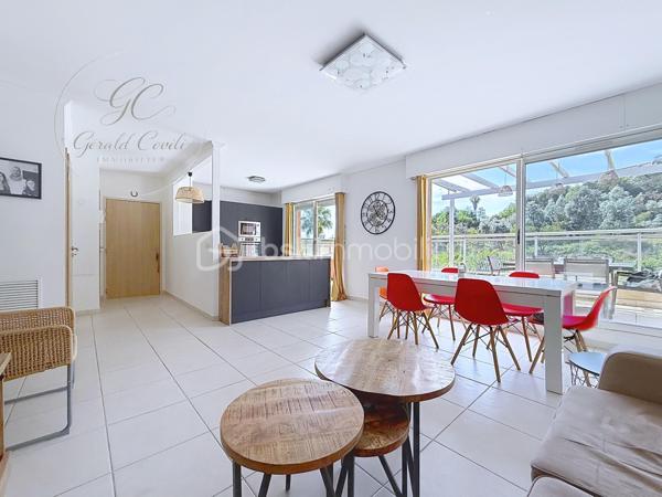 Exclusivité Gérald COVILI – BSK Immobilier

À Mandelieu-la-Napoule, dans un secteur recherché, à proximité immédiate des commerces, des écoles, des accès autoroutiers et à seulement 5 minutes des plages, découvrez ce superbe appartement 3 pièces de 73 m² situé au 1er et dernier étage d'une résidence de standing sécurisée avec piscine.

Traversant et exposé plein sud, ce bien bénéficie d'une luminosité remarquable tout au long de la journée. Il se compose d'une belle pièce de vie ouvrant sur l'extérieur, d'une cuisine fonctionnelle, de deux chambres confortables ainsi que d'un WC indépendant.

L'espace nuit a été pensé pour offrir un confort optimal :

• Une première chambre avec sa salle d'eau privative.
• Une seconde chambre avec sa salle de bains privative et son WC.

Véritable coup de cœur de ce bien, la terrasse de 55 m² offre un espace extérieur exceptionnel. Aménagée en deux espaces distincts, elle permet de profiter pleinement de chaque moment de la journée tout en bénéficiant d'une agréable vue dégagée sur les collines environnantes.

Pour un confort absolu tout au long de l'année, l'appartement est équipé d'une pompe à chaleur gainable avec climatisation réversible (chaud/froid) desservant l'ensemble des pièces de manière discrète et performante.

Situé au dernier étage, ce bien offre un cadre de vie calme et privilégié tout en restant proche de toutes les commodités.

L'appartement est vendu avec un garage fermé en sous-sol ainsi qu'une place de stationnement privative au sein de la résidence sécurisée, des prestations rares et très recherchées qui apportent un véritable confort de vie au quotidien.

Un emplacement idéal entre mer et commodités, dans un environnement résidentiel prisé.

À visiter sans tarder – Coup de cœur assuré !
Pour tout renseignement ou organiser une visite, contactez Gérald COVILI au 06 14 42 87 03.