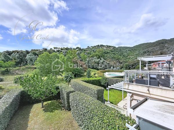 Exclusivité Gérald COVILI – BSK Immobilier

À Mandelieu-la-Napoule, dans un secteur recherché, à proximité immédiate des commerces, des écoles, des accès autoroutiers et à seulement 5 minutes des plages, découvrez ce superbe appartement 3 pièces de 73 m² situé au 1er et dernier étage d'une résidence de standing sécurisée avec piscine.

Traversant et exposé plein sud, ce bien bénéficie d'une luminosité remarquable tout au long de la journée. Il se compose d'une belle pièce de vie ouvrant sur l'extérieur, d'une cuisine fonctionnelle, de deux chambres confortables ainsi que d'un WC indépendant.

L'espace nuit a été pensé pour offrir un confort optimal :

• Une première chambre avec sa salle d'eau privative.
• Une seconde chambre avec sa salle de bains privative et son WC.

Véritable coup de cœur de ce bien, la terrasse de 55 m² offre un espace extérieur exceptionnel. Aménagée en deux espaces distincts, elle permet de profiter pleinement de chaque moment de la journée tout en bénéficiant d'une agréable vue dégagée sur les collines environnantes.

Pour un confort absolu tout au long de l'année, l'appartement est équipé d'une pompe à chaleur gainable avec climatisation réversible (chaud/froid) desservant l'ensemble des pièces de manière discrète et performante.

Situé au dernier étage, ce bien offre un cadre de vie calme et privilégié tout en restant proche de toutes les commodités.

L'appartement est vendu avec un garage fermé en sous-sol ainsi qu'une place de stationnement privative au sein de la résidence sécurisée, des prestations rares et très recherchées qui apportent un véritable confort de vie au quotidien.

Un emplacement idéal entre mer et commodités, dans un environnement résidentiel prisé.

À visiter sans tarder – Coup de cœur assuré !
Pour tout renseignement ou organiser une visite, contactez Gérald COVILI au 06 14 42 87 03.