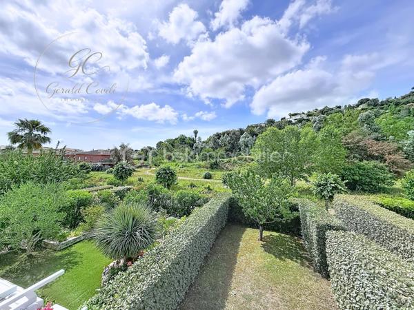 Exclusivité Gérald COVILI – BSK Immobilier

À Mandelieu-la-Napoule, dans un secteur recherché, à proximité immédiate des commerces, des écoles, des accès autoroutiers et à seulement 5 minutes des plages, découvrez ce superbe appartement 3 pièces de 73 m² situé au 1er et dernier étage d'une résidence de standing sécurisée avec piscine.

Traversant et exposé plein sud, ce bien bénéficie d'une luminosité remarquable tout au long de la journée. Il se compose d'une belle pièce de vie ouvrant sur l'extérieur, d'une cuisine fonctionnelle, de deux chambres confortables ainsi que d'un WC indépendant.

L'espace nuit a été pensé pour offrir un confort optimal :

• Une première chambre avec sa salle d'eau privative.
• Une seconde chambre avec sa salle de bains privative et son WC.

Véritable coup de cœur de ce bien, la terrasse de 55 m² offre un espace extérieur exceptionnel. Aménagée en deux espaces distincts, elle permet de profiter pleinement de chaque moment de la journée tout en bénéficiant d'une agréable vue dégagée sur les collines environnantes.

Pour un confort absolu tout au long de l'année, l'appartement est équipé d'une pompe à chaleur gainable avec climatisation réversible (chaud/froid) desservant l'ensemble des pièces de manière discrète et performante.

Situé au dernier étage, ce bien offre un cadre de vie calme et privilégié tout en restant proche de toutes les commodités.

L'appartement est vendu avec un garage fermé en sous-sol ainsi qu'une place de stationnement privative au sein de la résidence sécurisée, des prestations rares et très recherchées qui apportent un véritable confort de vie au quotidien.

Un emplacement idéal entre mer et commodités, dans un environnement résidentiel prisé.

À visiter sans tarder – Coup de cœur assuré !
Pour tout renseignement ou organiser une visite, contactez Gérald COVILI au 06 14 42 87 03.