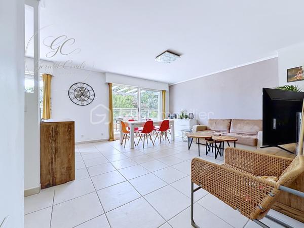 Exclusivité Gérald COVILI – BSK Immobilier

À Mandelieu-la-Napoule, dans un secteur recherché, à proximité immédiate des commerces, des écoles, des accès autoroutiers et à seulement 5 minutes des plages, découvrez ce superbe appartement 3 pièces de 73 m² situé au 1er et dernier étage d'une résidence de standing sécurisée avec piscine.

Traversant et exposé plein sud, ce bien bénéficie d'une luminosité remarquable tout au long de la journée. Il se compose d'une belle pièce de vie ouvrant sur l'extérieur, d'une cuisine fonctionnelle, de deux chambres confortables ainsi que d'un WC indépendant.

L'espace nuit a été pensé pour offrir un confort optimal :

• Une première chambre avec sa salle d'eau privative.
• Une seconde chambre avec sa salle de bains privative et son WC.

Véritable coup de cœur de ce bien, la terrasse de 55 m² offre un espace extérieur exceptionnel. Aménagée en deux espaces distincts, elle permet de profiter pleinement de chaque moment de la journée tout en bénéficiant d'une agréable vue dégagée sur les collines environnantes.

Pour un confort absolu tout au long de l'année, l'appartement est équipé d'une pompe à chaleur gainable avec climatisation réversible (chaud/froid) desservant l'ensemble des pièces de manière discrète et performante.

Situé au dernier étage, ce bien offre un cadre de vie calme et privilégié tout en restant proche de toutes les commodités.

L'appartement est vendu avec un garage fermé en sous-sol ainsi qu'une place de stationnement privative au sein de la résidence sécurisée, des prestations rares et très recherchées qui apportent un véritable confort de vie au quotidien.

Un emplacement idéal entre mer et commodités, dans un environnement résidentiel prisé.

À visiter sans tarder – Coup de cœur assuré !
Pour tout renseignement ou organiser une visite, contactez Gérald COVILI au 06 14 42 87 03.
