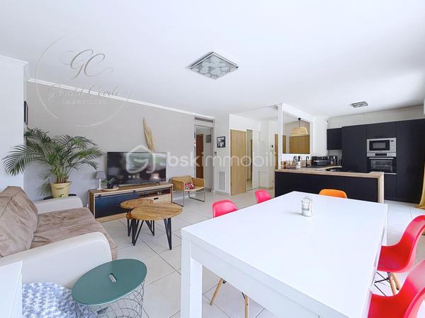 Exclusivité Gérald COVILI – BSK Immobilier

À Mandelieu-la-Napoule, dans un secteur recherché, à proximité immédiate des commerces, des écoles, des accès autoroutiers et à seulement 5 minutes des plages, découvrez ce superbe appartement 3 pièces de 73 m² situé au 1er et dernier étage d'une résidence de standing sécurisée avec piscine.

Traversant et exposé plein sud, ce bien bénéficie d'une luminosité remarquable tout au long de la journée. Il se compose d'une belle pièce de vie ouvrant sur l'extérieur, d'une cuisine fonctionnelle, de deux chambres confortables ainsi que d'un WC indépendant.

L'espace nuit a été pensé pour offrir un confort optimal :

• Une première chambre avec sa salle d'eau privative.
• Une seconde chambre avec sa salle de bains privative et son WC.

Véritable coup de cœur de ce bien, la terrasse de 55 m² offre un espace extérieur exceptionnel. Aménagée en deux espaces distincts, elle permet de profiter pleinement de chaque moment de la journée tout en bénéficiant d'une agréable vue dégagée sur les collines environnantes.

Pour un confort absolu tout au long de l'année, l'appartement est équipé d'une pompe à chaleur gainable avec climatisation réversible (chaud/froid) desservant l'ensemble des pièces de manière discrète et performante.

Situé au dernier étage, ce bien offre un cadre de vie calme et privilégié tout en restant proche de toutes les commodités.

L'appartement est vendu avec un garage fermé en sous-sol ainsi qu'une place de stationnement privative au sein de la résidence sécurisée, des prestations rares et très recherchées qui apportent un véritable confort de vie au quotidien.

Un emplacement idéal entre mer et commodités, dans un environnement résidentiel prisé.

À visiter sans tarder – Coup de cœur assuré !
Pour tout renseignement ou organiser une visite, contactez Gérald COVILI au 06 14 42 87 03.