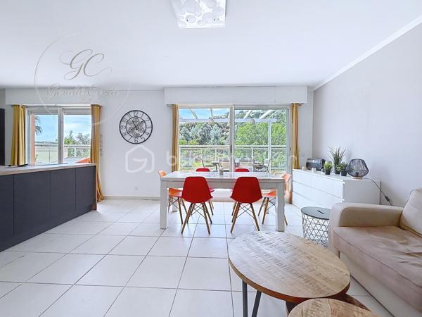 Exclusivité Gérald COVILI – BSK Immobilier

À Mandelieu-la-Napoule, dans un secteur recherché, à proximité immédiate des commerces, des écoles, des accès autoroutiers et à seulement 5 minutes des plages, découvrez ce superbe appartement 3 pièces de 73 m² situé au 1er et dernier étage d'une résidence de standing sécurisée avec piscine.

Traversant et exposé plein sud, ce bien bénéficie d'une luminosité remarquable tout au long de la journée. Il se compose d'une belle pièce de vie ouvrant sur l'extérieur, d'une cuisine fonctionnelle, de deux chambres confortables ainsi que d'un WC indépendant.

L'espace nuit a été pensé pour offrir un confort optimal :

• Une première chambre avec sa salle d'eau privative.
• Une seconde chambre avec sa salle de bains privative et son WC.

Véritable coup de cœur de ce bien, la terrasse de 55 m² offre un espace extérieur exceptionnel. Aménagée en deux espaces distincts, elle permet de profiter pleinement de chaque moment de la journée tout en bénéficiant d'une agréable vue dégagée sur les collines environnantes.

Pour un confort absolu tout au long de l'année, l'appartement est équipé d'une pompe à chaleur gainable avec climatisation réversible (chaud/froid) desservant l'ensemble des pièces de manière discrète et performante.

Situé au dernier étage, ce bien offre un cadre de vie calme et privilégié tout en restant proche de toutes les commodités.

L'appartement est vendu avec un garage fermé en sous-sol ainsi qu'une place de stationnement privative au sein de la résidence sécurisée, des prestations rares et très recherchées qui apportent un véritable confort de vie au quotidien.

Un emplacement idéal entre mer et commodités, dans un environnement résidentiel prisé.

À visiter sans tarder – Coup de cœur assuré !
Pour tout renseignement ou organiser une visite, contactez Gérald COVILI au 06 14 42 87 03.