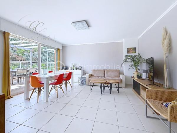 Exclusivité Gérald COVILI – BSK Immobilier

À Mandelieu-la-Napoule, dans un secteur recherché, à proximité immédiate des commerces, des écoles, des accès autoroutiers et à seulement 5 minutes des plages, découvrez ce superbe appartement 3 pièces de 73 m² situé au 1er et dernier étage d'une résidence de standing sécurisée avec piscine.

Traversant et exposé plein sud, ce bien bénéficie d'une luminosité remarquable tout au long de la journée. Il se compose d'une belle pièce de vie ouvrant sur l'extérieur, d'une cuisine fonctionnelle, de deux chambres confortables ainsi que d'un WC indépendant.

L'espace nuit a été pensé pour offrir un confort optimal :

• Une première chambre avec sa salle d'eau privative.
• Une seconde chambre avec sa salle de bains privative et son WC.

Véritable coup de cœur de ce bien, la terrasse de 55 m² offre un espace extérieur exceptionnel. Aménagée en deux espaces distincts, elle permet de profiter pleinement de chaque moment de la journée tout en bénéficiant d'une agréable vue dégagée sur les collines environnantes.

Pour un confort absolu tout au long de l'année, l'appartement est équipé d'une pompe à chaleur gainable avec climatisation réversible (chaud/froid) desservant l'ensemble des pièces de manière discrète et performante.

Situé au dernier étage, ce bien offre un cadre de vie calme et privilégié tout en restant proche de toutes les commodités.

L'appartement est vendu avec un garage fermé en sous-sol ainsi qu'une place de stationnement privative au sein de la résidence sécurisée, des prestations rares et très recherchées qui apportent un véritable confort de vie au quotidien.

Un emplacement idéal entre mer et commodités, dans un environnement résidentiel prisé.

À visiter sans tarder – Coup de cœur assuré !
Pour tout renseignement ou organiser une visite, contactez Gérald COVILI au 06 14 42 87 03.