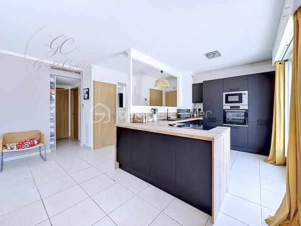 Exclusivité Gérald COVILI – BSK Immobilier

À Mandelieu-la-Napoule, dans un secteur recherché, à proximité immédiate des commerces, des écoles, des accès autoroutiers et à seulement 5 minutes des plages, découvrez ce superbe appartement 3 pièces de 73 m² situé au 1er et dernier étage d'une résidence de standing sécurisée avec piscine.

Traversant et exposé plein sud, ce bien bénéficie d'une luminosité remarquable tout au long de la journée. Il se compose d'une belle pièce de vie ouvrant sur l'extérieur, d'une cuisine fonctionnelle, de deux chambres confortables ainsi que d'un WC indépendant.

L'espace nuit a été pensé pour offrir un confort optimal :

• Une première chambre avec sa salle d'eau privative.
• Une seconde chambre avec sa salle de bains privative et son WC.

Véritable coup de cœur de ce bien, la terrasse de 55 m² offre un espace extérieur exceptionnel. Aménagée en deux espaces distincts, elle permet de profiter pleinement de chaque moment de la journée tout en bénéficiant d'une agréable vue dégagée sur les collines environnantes.

Pour un confort absolu tout au long de l'année, l'appartement est équipé d'une pompe à chaleur gainable avec climatisation réversible (chaud/froid) desservant l'ensemble des pièces de manière discrète et performante.

Situé au dernier étage, ce bien offre un cadre de vie calme et privilégié tout en restant proche de toutes les commodités.

L'appartement est vendu avec un garage fermé en sous-sol ainsi qu'une place de stationnement privative au sein de la résidence sécurisée, des prestations rares et très recherchées qui apportent un véritable confort de vie au quotidien.

Un emplacement idéal entre mer et commodités, dans un environnement résidentiel prisé.

À visiter sans tarder – Coup de cœur assuré !
Pour tout renseignement ou organiser une visite, contactez Gérald COVILI au 06 14 42 87 03.