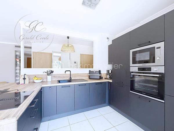 Exclusivité Gérald COVILI – BSK Immobilier

À Mandelieu-la-Napoule, dans un secteur recherché, à proximité immédiate des commerces, des écoles, des accès autoroutiers et à seulement 5 minutes des plages, découvrez ce superbe appartement 3 pièces de 73 m² situé au 1er et dernier étage d'une résidence de standing sécurisée avec piscine.

Traversant et exposé plein sud, ce bien bénéficie d'une luminosité remarquable tout au long de la journée. Il se compose d'une belle pièce de vie ouvrant sur l'extérieur, d'une cuisine fonctionnelle, de deux chambres confortables ainsi que d'un WC indépendant.

L'espace nuit a été pensé pour offrir un confort optimal :

• Une première chambre avec sa salle d'eau privative.
• Une seconde chambre avec sa salle de bains privative et son WC.

Véritable coup de cœur de ce bien, la terrasse de 55 m² offre un espace extérieur exceptionnel. Aménagée en deux espaces distincts, elle permet de profiter pleinement de chaque moment de la journée tout en bénéficiant d'une agréable vue dégagée sur les collines environnantes.

Pour un confort absolu tout au long de l'année, l'appartement est équipé d'une pompe à chaleur gainable avec climatisation réversible (chaud/froid) desservant l'ensemble des pièces de manière discrète et performante.

Situé au dernier étage, ce bien offre un cadre de vie calme et privilégié tout en restant proche de toutes les commodités.

L'appartement est vendu avec un garage fermé en sous-sol ainsi qu'une place de stationnement privative au sein de la résidence sécurisée, des prestations rares et très recherchées qui apportent un véritable confort de vie au quotidien.

Un emplacement idéal entre mer et commodités, dans un environnement résidentiel prisé.

À visiter sans tarder – Coup de cœur assuré !
Pour tout renseignement ou organiser une visite, contactez Gérald COVILI au 06 14 42 87 03.