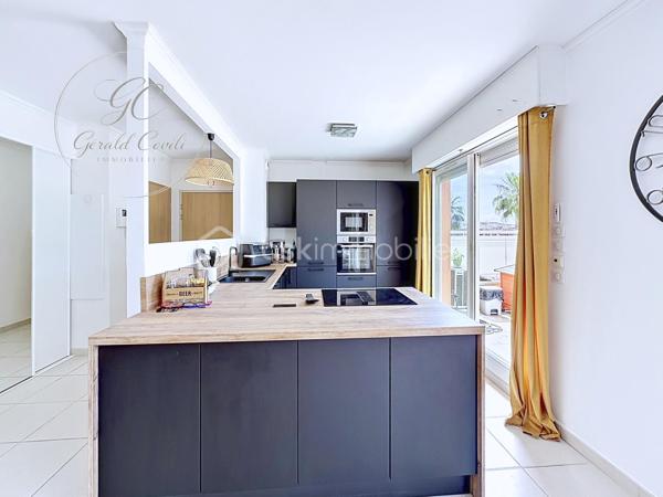Exclusivité Gérald COVILI – BSK Immobilier

À Mandelieu-la-Napoule, dans un secteur recherché, à proximité immédiate des commerces, des écoles, des accès autoroutiers et à seulement 5 minutes des plages, découvrez ce superbe appartement 3 pièces de 73 m² situé au 1er et dernier étage d'une résidence de standing sécurisée avec piscine.

Traversant et exposé plein sud, ce bien bénéficie d'une luminosité remarquable tout au long de la journée. Il se compose d'une belle pièce de vie ouvrant sur l'extérieur, d'une cuisine fonctionnelle, de deux chambres confortables ainsi que d'un WC indépendant.

L'espace nuit a été pensé pour offrir un confort optimal :

• Une première chambre avec sa salle d'eau privative.
• Une seconde chambre avec sa salle de bains privative et son WC.

Véritable coup de cœur de ce bien, la terrasse de 55 m² offre un espace extérieur exceptionnel. Aménagée en deux espaces distincts, elle permet de profiter pleinement de chaque moment de la journée tout en bénéficiant d'une agréable vue dégagée sur les collines environnantes.

Pour un confort absolu tout au long de l'année, l'appartement est équipé d'une pompe à chaleur gainable avec climatisation réversible (chaud/froid) desservant l'ensemble des pièces de manière discrète et performante.

Situé au dernier étage, ce bien offre un cadre de vie calme et privilégié tout en restant proche de toutes les commodités.

L'appartement est vendu avec un garage fermé en sous-sol ainsi qu'une place de stationnement privative au sein de la résidence sécurisée, des prestations rares et très recherchées qui apportent un véritable confort de vie au quotidien.

Un emplacement idéal entre mer et commodités, dans un environnement résidentiel prisé.

À visiter sans tarder – Coup de cœur assuré !
Pour tout renseignement ou organiser une visite, contactez Gérald COVILI au 06 14 42 87 03.
