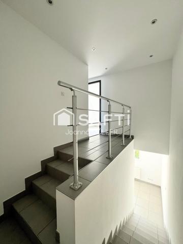 Maison mitoyenne de 125 m2 moderne avec jardin, garage et place de parking