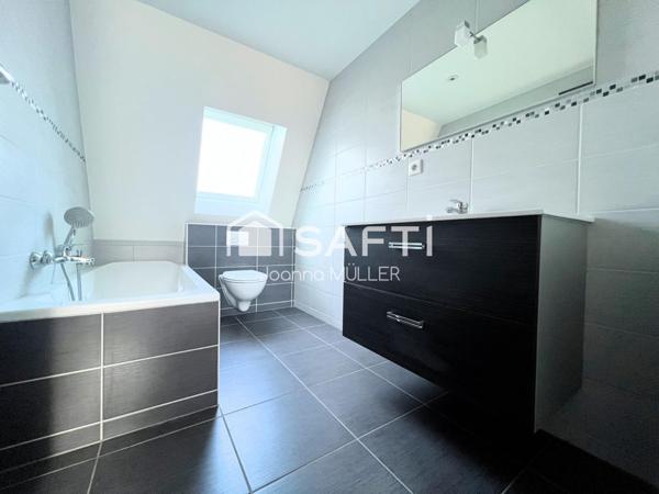 Maison mitoyenne de 125 m2 moderne avec jardin, garage et place de parking