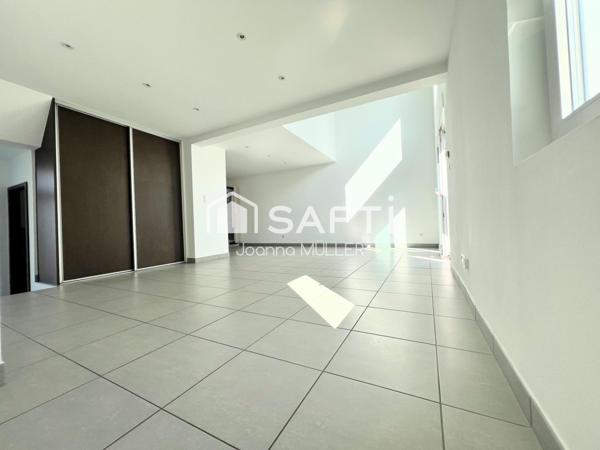 Maison mitoyenne de 125 m2 moderne avec jardin, garage et place de parking