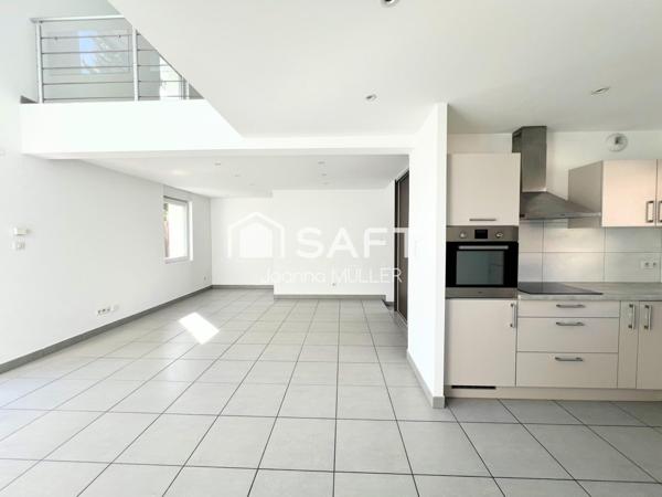 Maison mitoyenne de 125 m2 moderne avec jardin, garage et place de parking