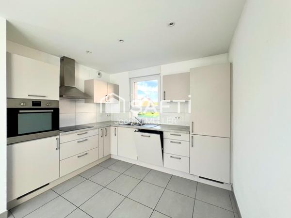 Maison mitoyenne de 125 m2 moderne avec jardin, garage et place de parking