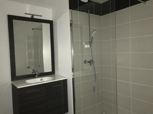 LOCATION 69130 ECULLY - APPARTEMENT T2 au 1er étage - résidence récente - balcon.
