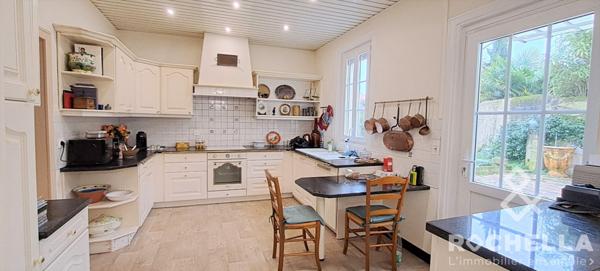 Maison bourgeoise de 1850 en pierre, 8 pièces, piscine, jardin clos