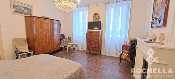 Maison bourgeoise de 1850 en pierre, 8 pièces, piscine, jardin clos