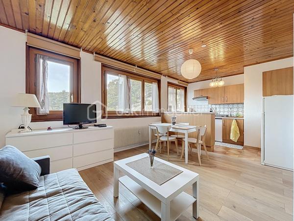 - RETOUR A LA VENTE SUITE REFUS DE PRET -

Situé dans une belle copropriété à Gréolières-les-Neiges, ce studio récemment rénové offre un cadre de vie agréable et moderne.
Parfait pour un pied-à-terre ou un investissement locatif, il bénéficie de prestations de qualité dans un environnement calme et naturel.

Caractéristiques principales :

Grand studio de 30m² environ entièrement refait à neuf, optimisé pour un confort maximal.

Rénovation de qualité, alliant modernité et fonctionnalité.

Belle copropriété bien entretenue, offrant un cadre de vie agréable et sécurisé.

Espace lumineux, idéal pour se détendre après une journée de ski ou de randonnée.

Proche des pistes de ski et des sentiers de randonnée, cet emplacement est idéal pour profiter pleinement des activités de montagne tout au long de l'année.

Ce studio représente une belle opportunité, à la fois pour les amoureux de la nature et de la montagne, ainsi que pour les investisseurs à la recherche d'un bien attractif dans un secteur dynamique.