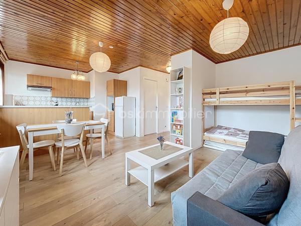 - RETOUR A LA VENTE SUITE REFUS DE PRET -

Situé dans une belle copropriété à Gréolières-les-Neiges, ce studio récemment rénové offre un cadre de vie agréable et moderne.
Parfait pour un pied-à-terre ou un investissement locatif, il bénéficie de prestations de qualité dans un environnement calme et naturel.

Caractéristiques principales :

Grand studio de 30m² environ entièrement refait à neuf, optimisé pour un confort maximal.

Rénovation de qualité, alliant modernité et fonctionnalité.

Belle copropriété bien entretenue, offrant un cadre de vie agréable et sécurisé.

Espace lumineux, idéal pour se détendre après une journée de ski ou de randonnée.

Proche des pistes de ski et des sentiers de randonnée, cet emplacement est idéal pour profiter pleinement des activités de montagne tout au long de l'année.

Ce studio représente une belle opportunité, à la fois pour les amoureux de la nature et de la montagne, ainsi que pour les investisseurs à la recherche d'un bien attractif dans un secteur dynamique.