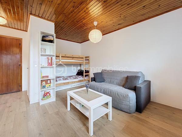 - RETOUR A LA VENTE SUITE REFUS DE PRET -

Situé dans une belle copropriété à Gréolières-les-Neiges, ce studio récemment rénové offre un cadre de vie agréable et moderne.
Parfait pour un pied-à-terre ou un investissement locatif, il bénéficie de prestations de qualité dans un environnement calme et naturel.

Caractéristiques principales :

Grand studio de 30m² environ entièrement refait à neuf, optimisé pour un confort maximal.

Rénovation de qualité, alliant modernité et fonctionnalité.

Belle copropriété bien entretenue, offrant un cadre de vie agréable et sécurisé.

Espace lumineux, idéal pour se détendre après une journée de ski ou de randonnée.

Proche des pistes de ski et des sentiers de randonnée, cet emplacement est idéal pour profiter pleinement des activités de montagne tout au long de l'année.

Ce studio représente une belle opportunité, à la fois pour les amoureux de la nature et de la montagne, ainsi que pour les investisseurs à la recherche d'un bien attractif dans un secteur dynamique.