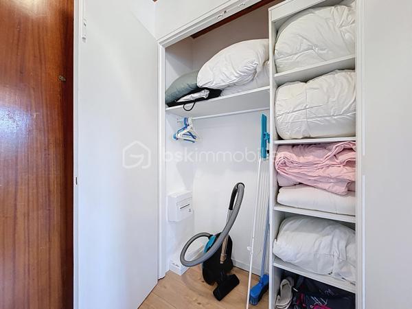 - RETOUR A LA VENTE SUITE REFUS DE PRET -

Situé dans une belle copropriété à Gréolières-les-Neiges, ce studio récemment rénové offre un cadre de vie agréable et moderne.
Parfait pour un pied-à-terre ou un investissement locatif, il bénéficie de prestations de qualité dans un environnement calme et naturel.

Caractéristiques principales :

Grand studio de 30m² environ entièrement refait à neuf, optimisé pour un confort maximal.

Rénovation de qualité, alliant modernité et fonctionnalité.

Belle copropriété bien entretenue, offrant un cadre de vie agréable et sécurisé.

Espace lumineux, idéal pour se détendre après une journée de ski ou de randonnée.

Proche des pistes de ski et des sentiers de randonnée, cet emplacement est idéal pour profiter pleinement des activités de montagne tout au long de l'année.

Ce studio représente une belle opportunité, à la fois pour les amoureux de la nature et de la montagne, ainsi que pour les investisseurs à la recherche d'un bien attractif dans un secteur dynamique.