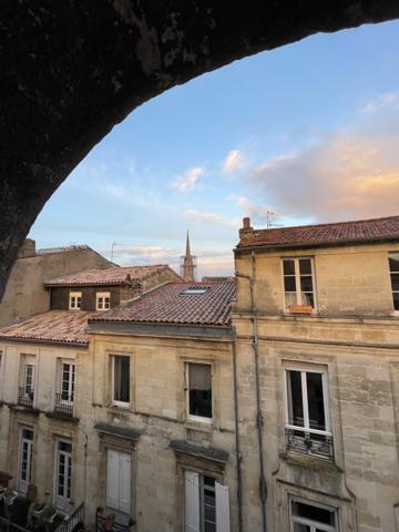 DERNIER ETAGE - IMMEUBLE PIERRE - CENTRE BORDEAUX