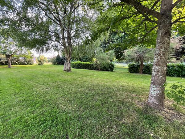 Ancien Presbytère de caractère ? Ensemble immobilier de rapport au coeur de Saint-Méen-le-Grand