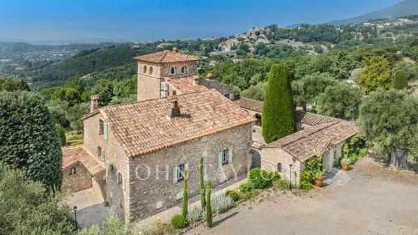 Ancien monastère avec magnifique vue panoramique collines et mer
