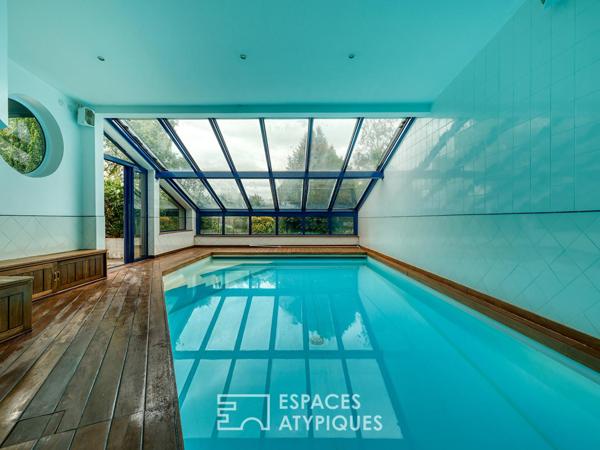 La maison d’architecte avec piscine intérieure au bord du lac