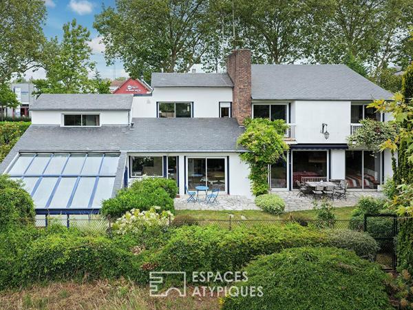 La maison d’architecte avec piscine intérieure au bord du lac