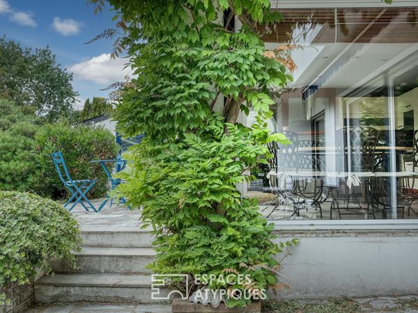 La maison d’architecte avec piscine intérieure au bord du lac