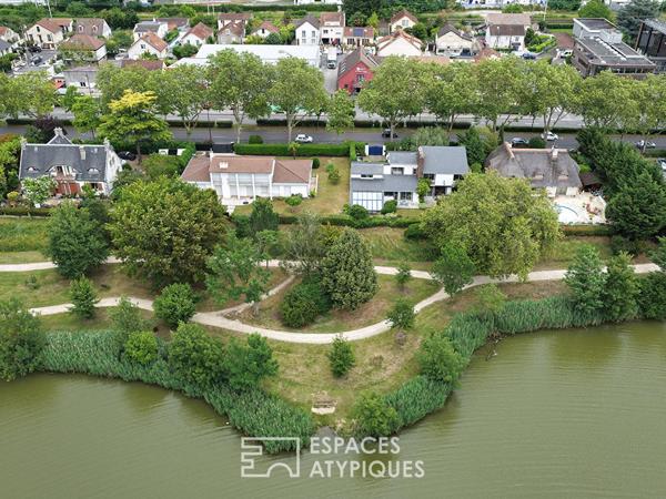 La maison d’architecte avec piscine intérieure au bord du lac