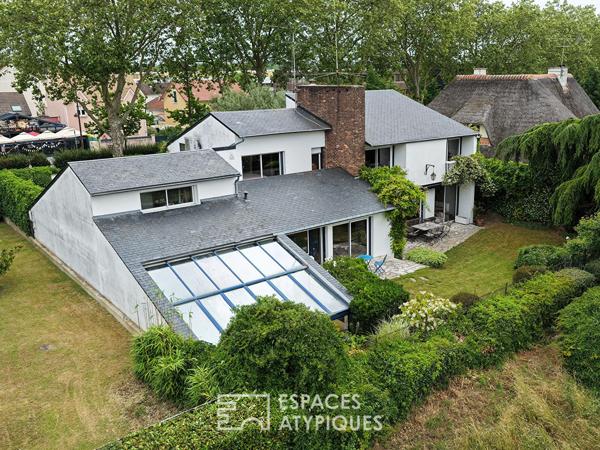 La maison d’architecte avec piscine intérieure au bord du lac
