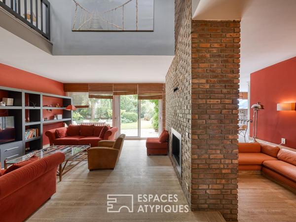 La maison d’architecte avec piscine intérieure au bord du lac