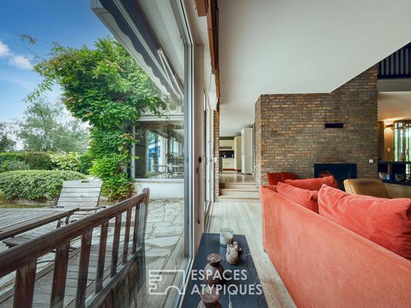 La maison d’architecte avec piscine intérieure au bord du lac