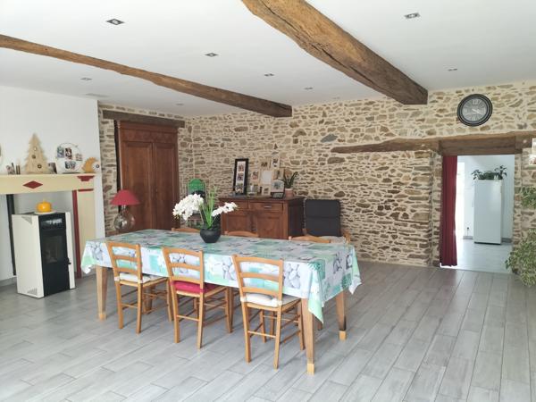 Janzé (35150) Grande maison en pierres de 300 m² avec terrain, hangar – Parfaite pour une grande famille ou un projet multi-