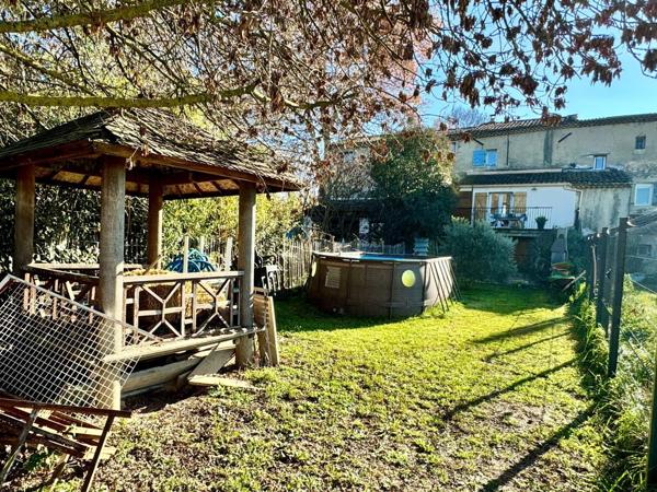 Maison mitoyenne avec terrain, terrasses et garage