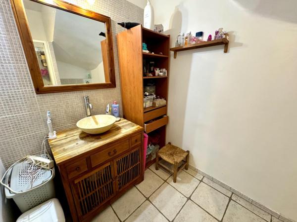 Maison mitoyenne avec terrain, terrasses et garage